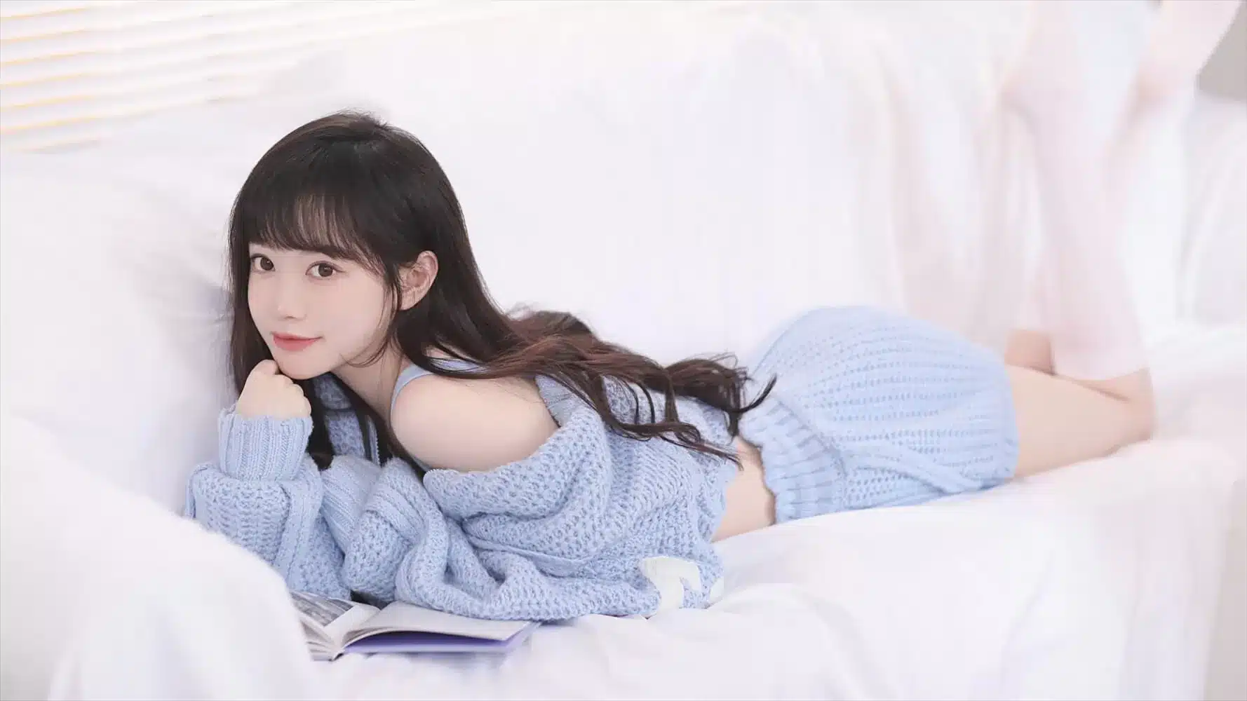 毛衣 清新 白沙发 美女 4K高清电脑壁纸 4K手机壁纸